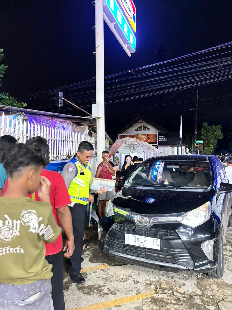 KECELAKAAN LALU LINTAS DI PEREMPATAN KEDUNG CINO, AVANZA OLENG SAAT MENGHINDARI TRUK