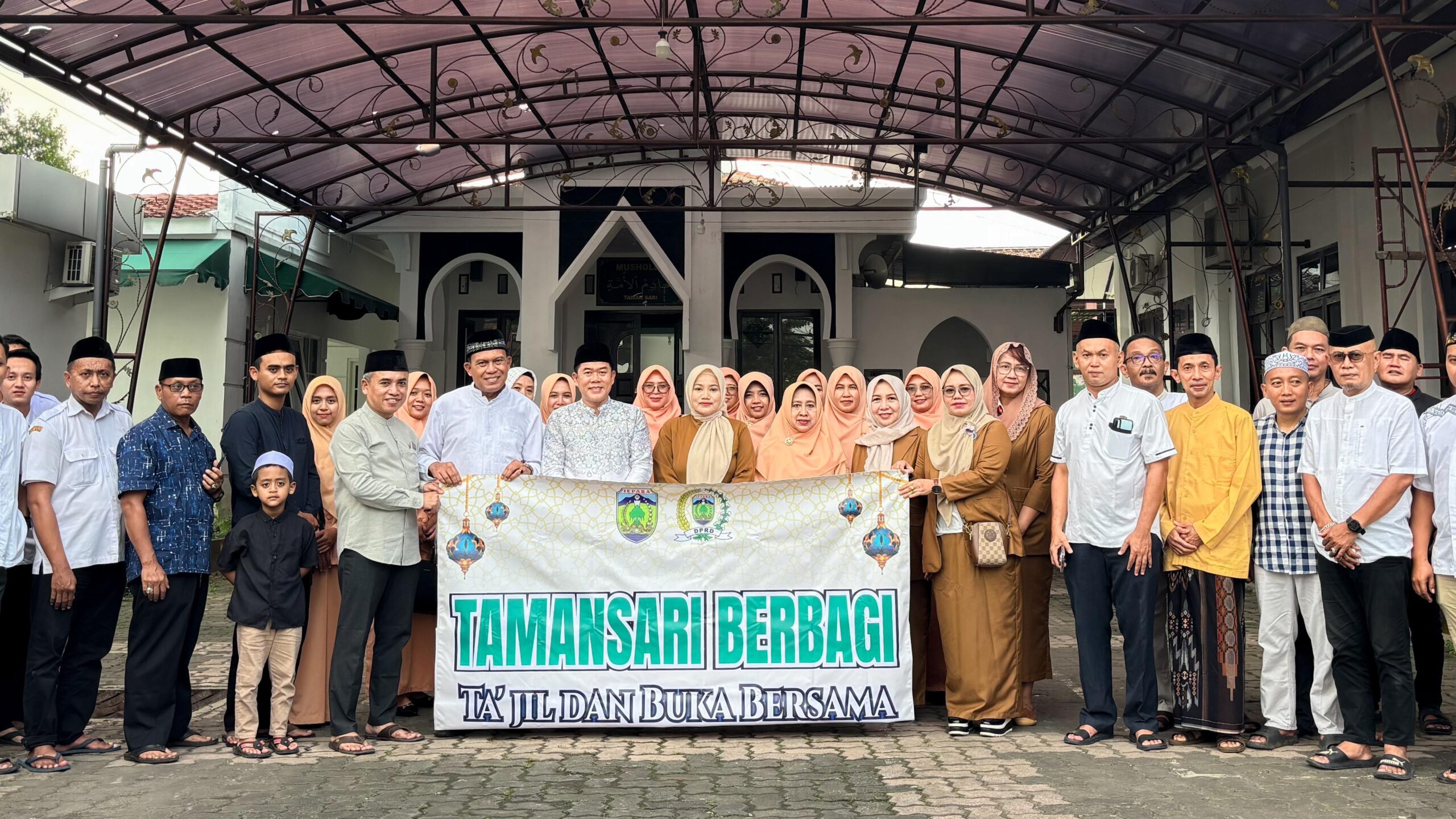 DPRD JEPARA BAGIKAN TAKJIL KE MASYARAKAT, WUJUD KEKELUARGAAN DI BULAN RAMADHAN