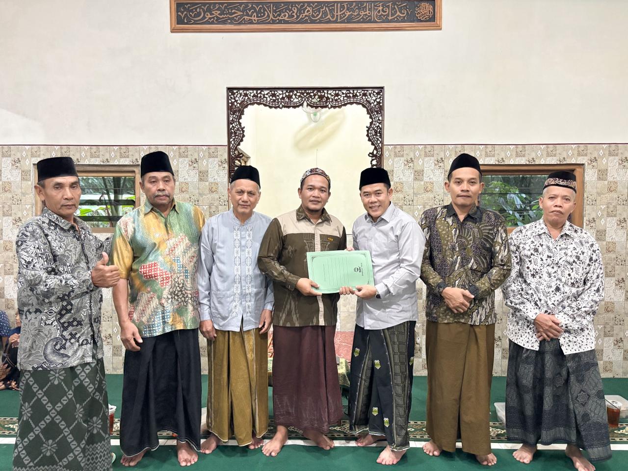 SAFARI RAMADHAN, KETUA DPRD JEPARA SERAHKAN BANTUAN DAN SAMPAIKAN TAUSIYAH