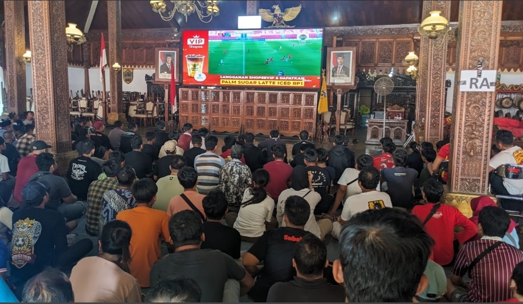 PERSIJAP JEPARA TUNDUKKAN PSBS BIAK 2-0, SUPORTER PADATI NOBAR DI PENDOPO KARTINI<br>