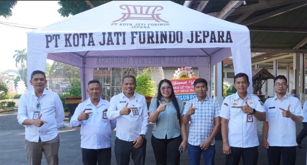 DUKUNG UMKM NAIK KELAS, PT. KOTA JATI SALURKAN 20 TENDA UMKM UNTUK MASYARAKAT JEPARA<br>