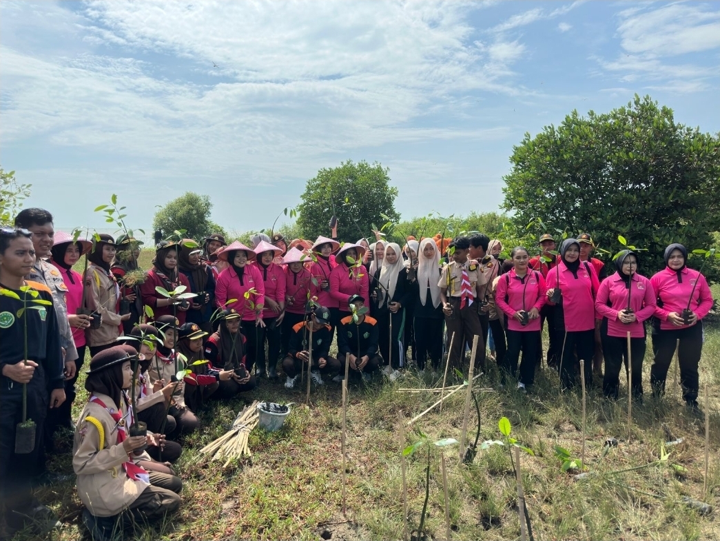 FESTIVAL SYARIAH 9 X WAPALHI, UNISNU JEPARA TANAM 350 BIBIT DI PESISIR UJUNGWATU UNTUK CEGAH ABRASI<br>