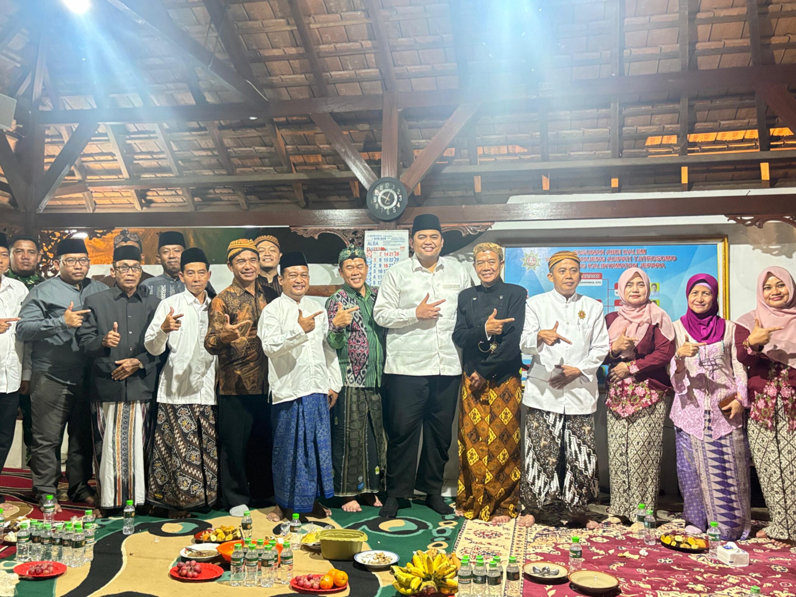 IKUTI KIRAB BUDAYA PERGANTIAN LUWUR ADIPATI TJITROSOMO, KETUA DPRD JEPARA: BENTUK PENGHORMATAN PADA LELUHUR<br>