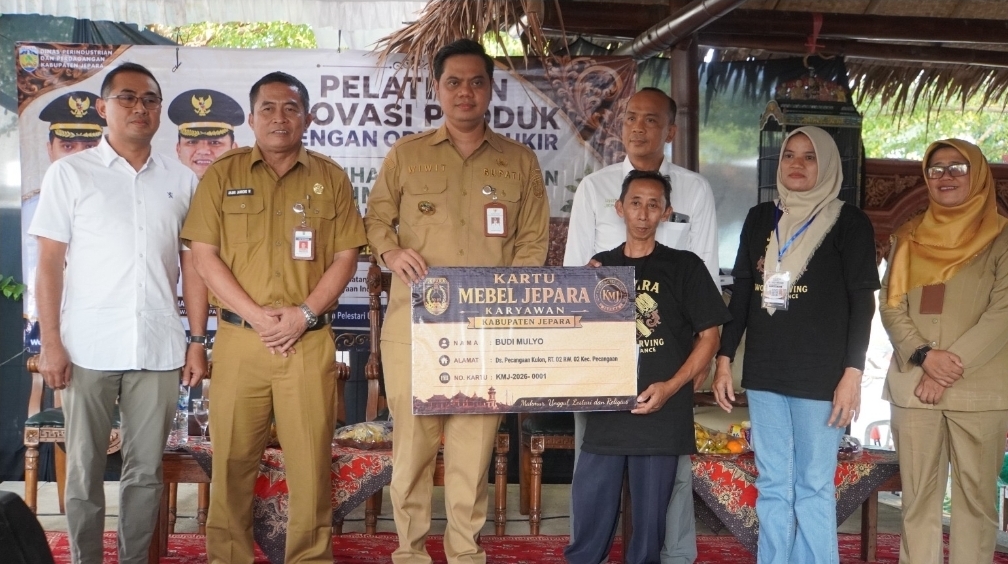 BUPATI JEPARA SERAHKAN KARTU MEBEL: TARGETKAN UKIRAN TEMBUS PASAR GLOBAL DAN SEJAHTERAKAN PENGUKIR<br>