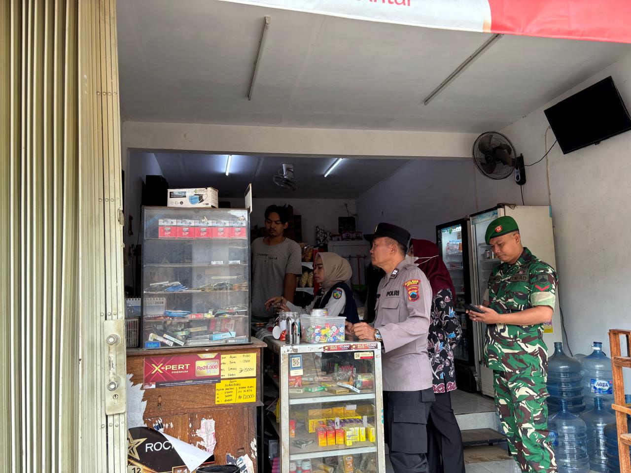 SATGAS GEMPUR ROKOK ILEGAL JEPARA GELAR OPERASI PASAR, AMANKAN 15 BUNGKUS ROKOK TANPA CUKAI<br>