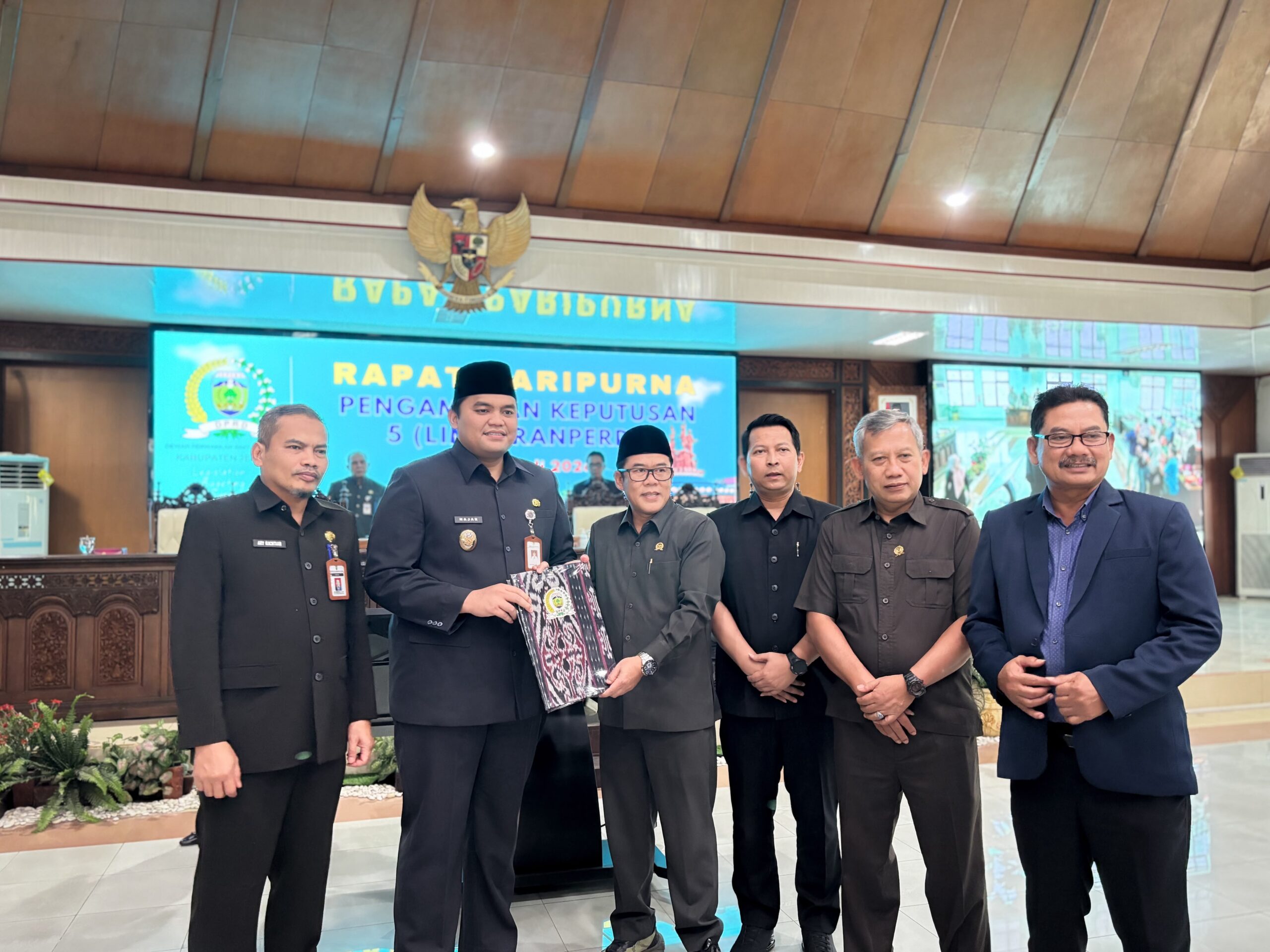 <br>EMPAT RANPERDA DIPARIPURNAKAN, KETUA DPRD JEPARA TEGASKAN REGULASI HARUS BERORIENTASI PADA KEPENTINGAN MASYARAKAT<br><br>