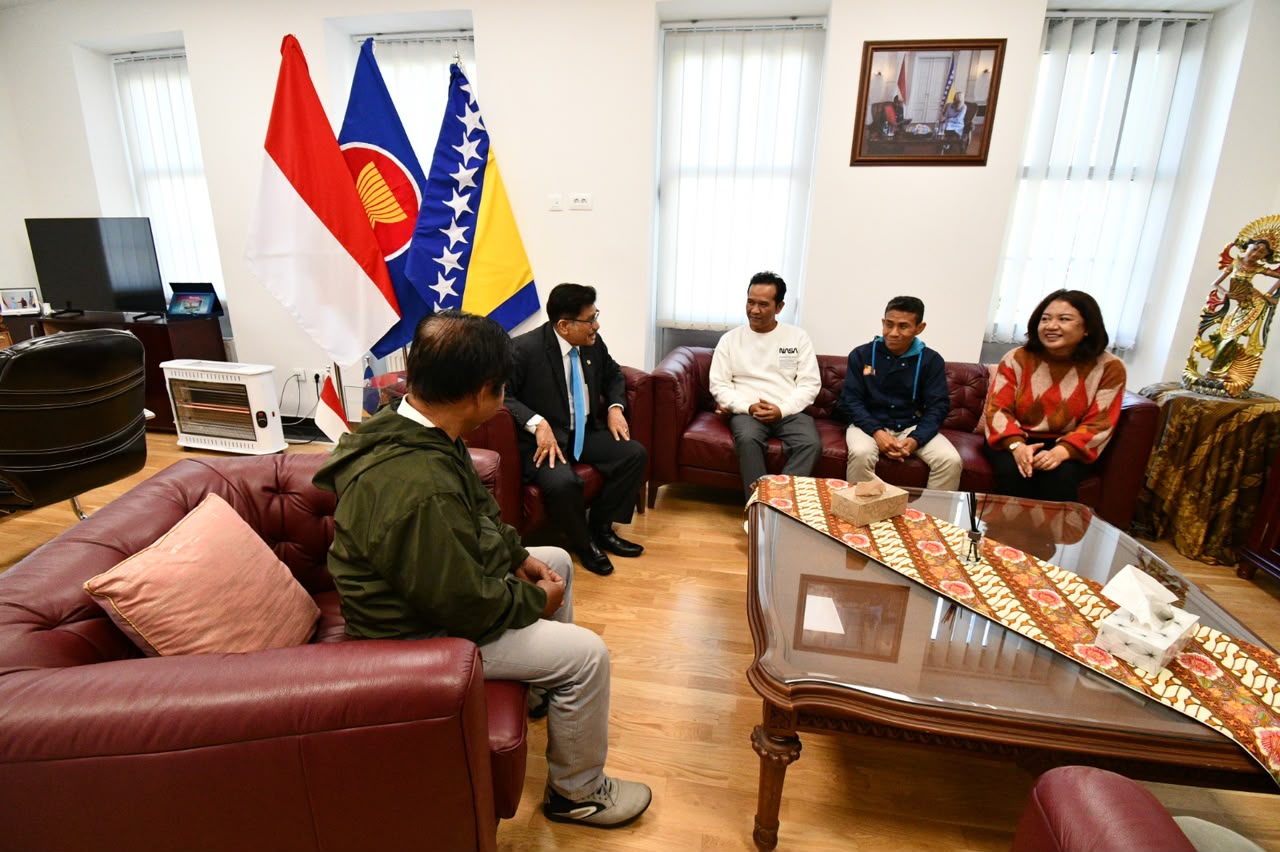 TIGA PENGUKIR JEPARA TIBA DI SARAJEVO, RAWAT WARISAN UKIR INDONESIA PENINGGALAN ERA HABIBIE<br>