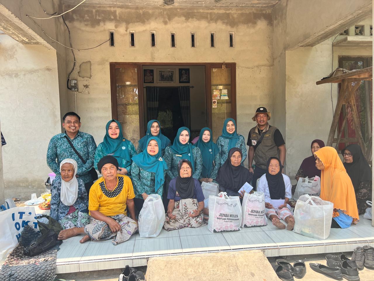 PKK Sahabat Keluarga, Salurkan Bantuan Air Bersih dan Logistik untuk Warga Karimunjawa.